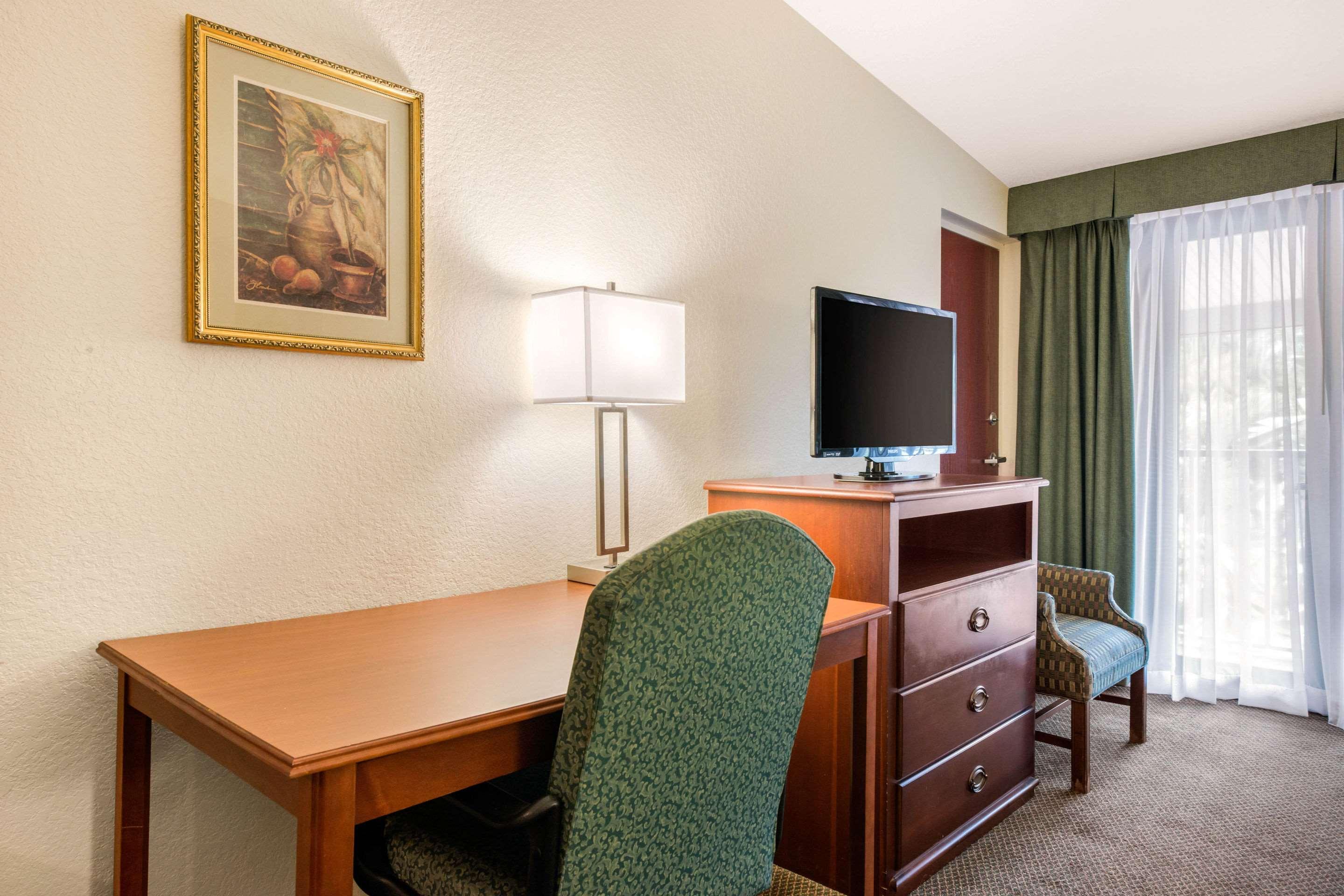 Quality Inn & Suites Tarpon Springs South Exterior photo