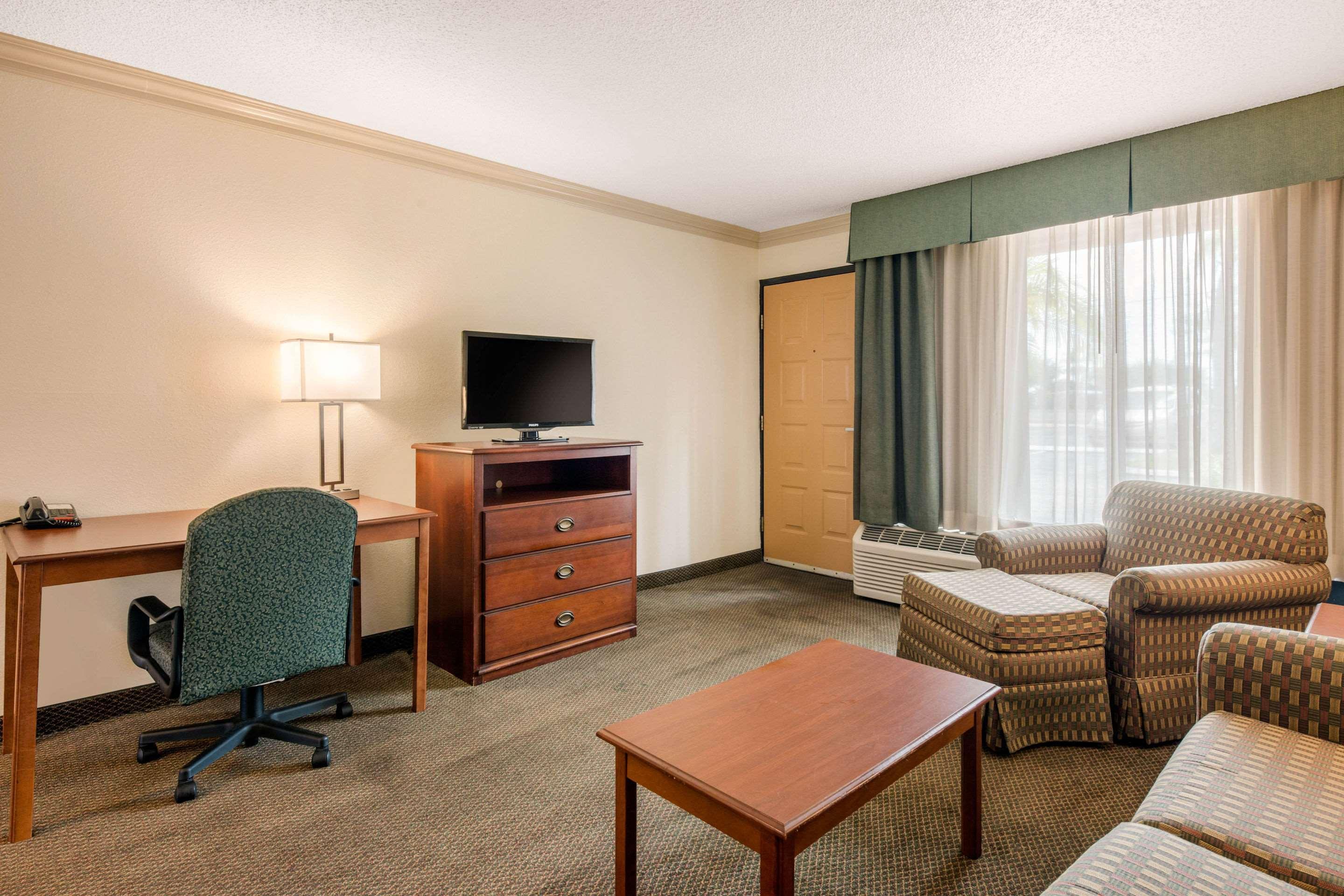 Quality Inn & Suites Tarpon Springs South Exterior photo