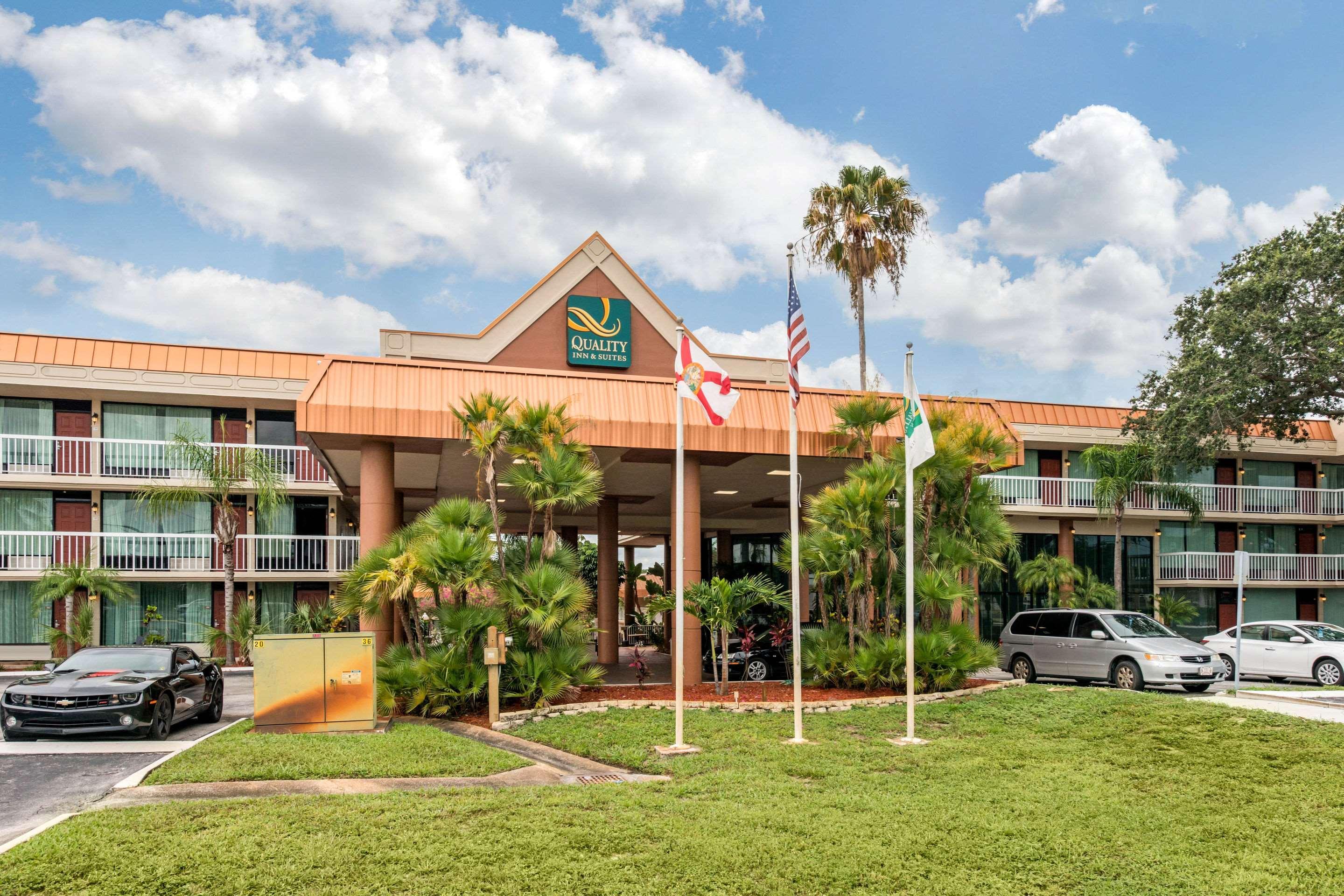 Quality Inn & Suites Tarpon Springs South Exterior photo