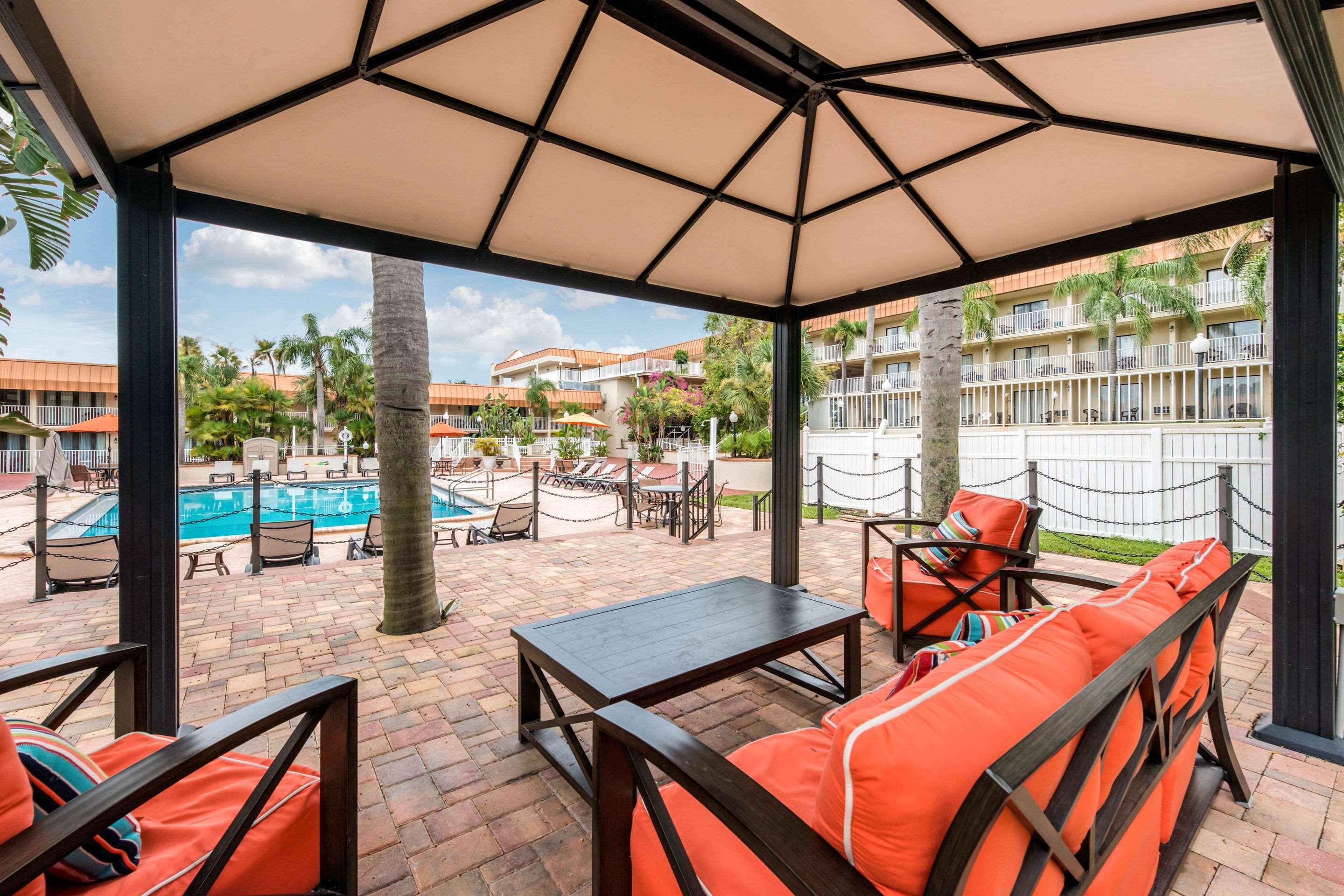 Quality Inn & Suites Tarpon Springs South Exterior photo
